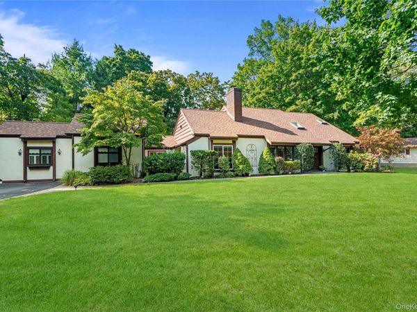 1 W Gate Drive, Huntington, NY 11743