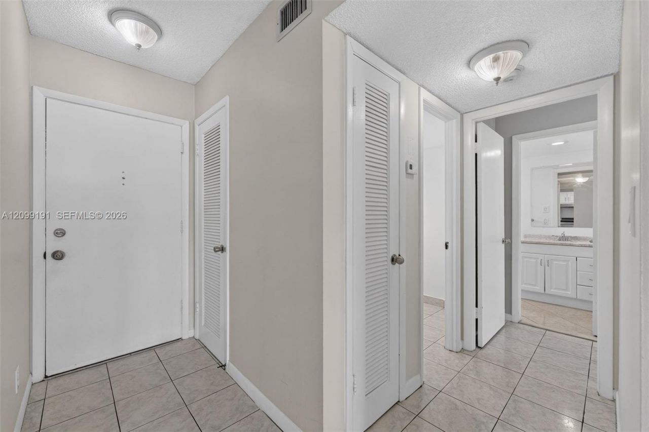 320 NE 12th Ave, Unit 703, Hallandale Beach, FL 33009 Photo
