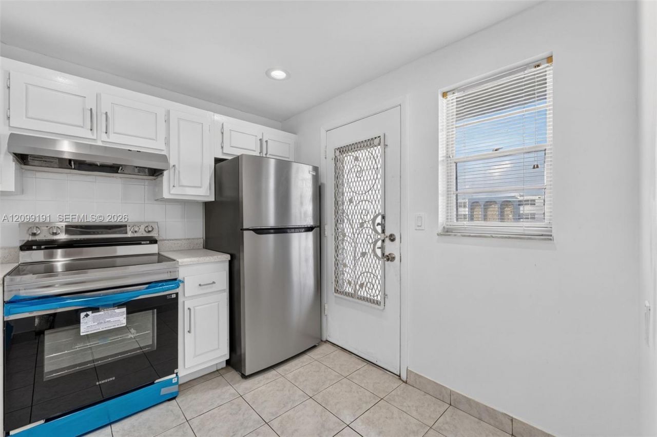 320 NE 12th Ave, Unit 703, Hallandale Beach, FL 33009 Photo