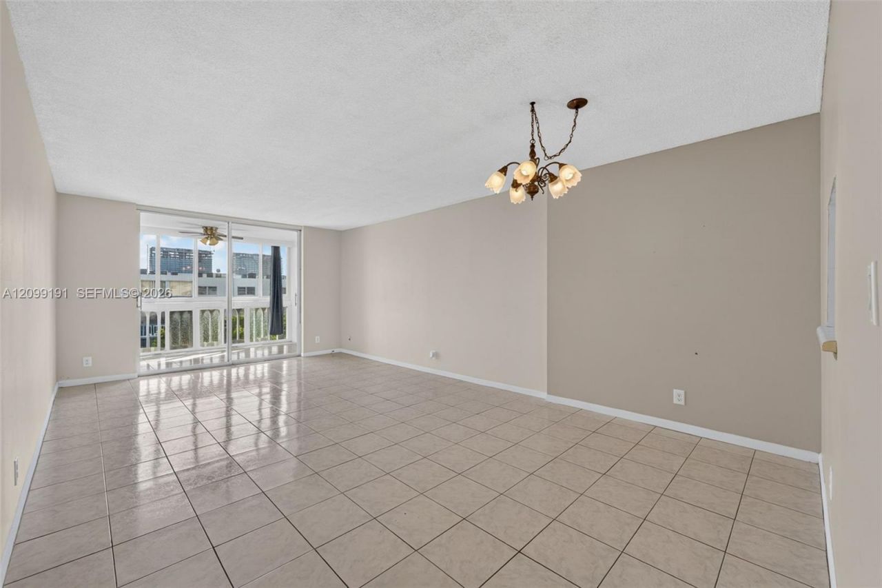 320 NE 12th Ave, Unit 703, Hallandale Beach, FL 33009 Photo