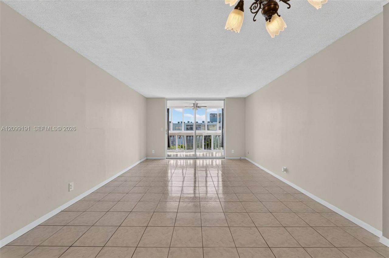 320 NE 12th Ave, Unit 703, Hallandale Beach, FL 33009 Photo
