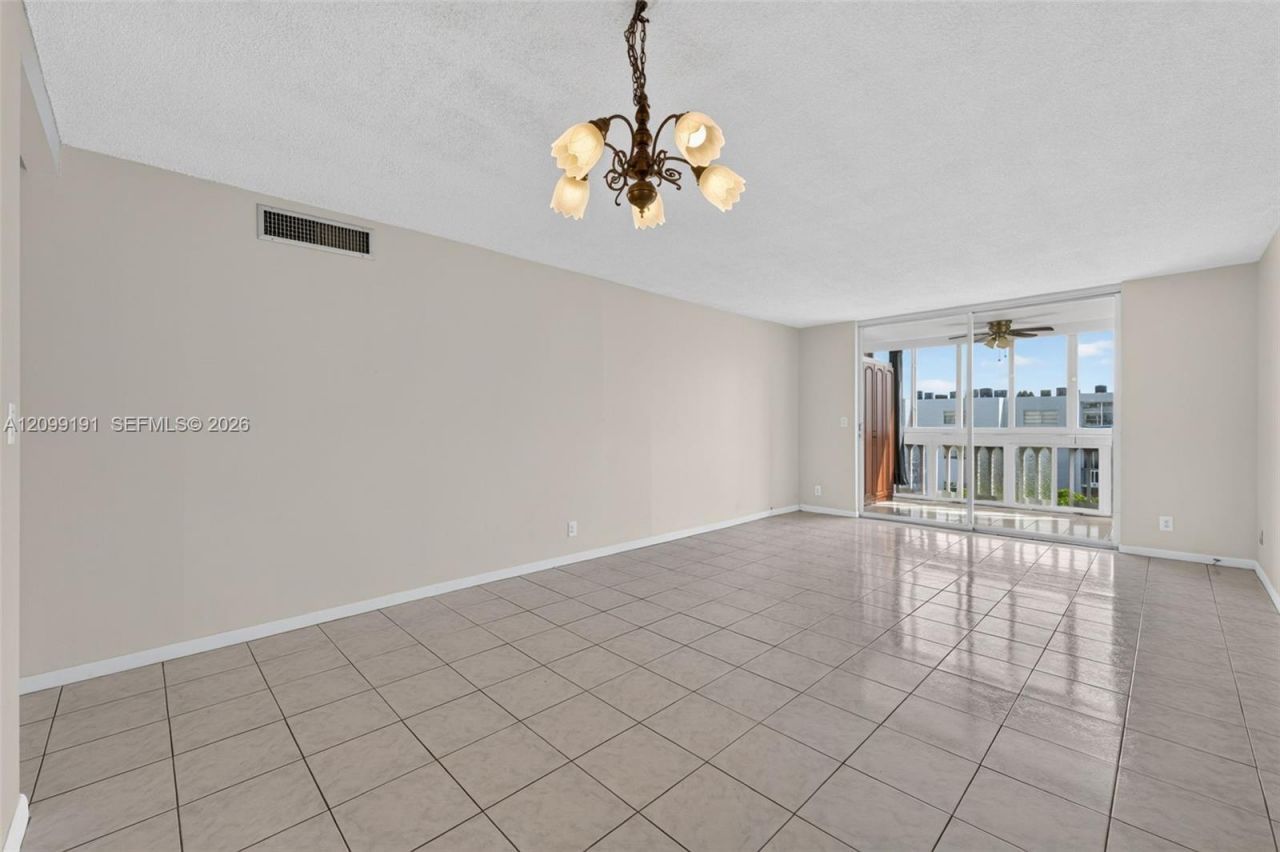 320 NE 12th Ave, Unit 703, Hallandale Beach, FL 33009 Photo