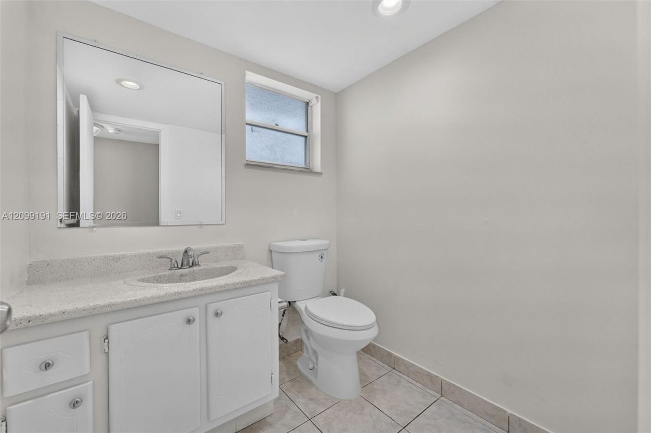 320 NE 12th Ave, Unit 703, Hallandale Beach, FL 33009 Photo