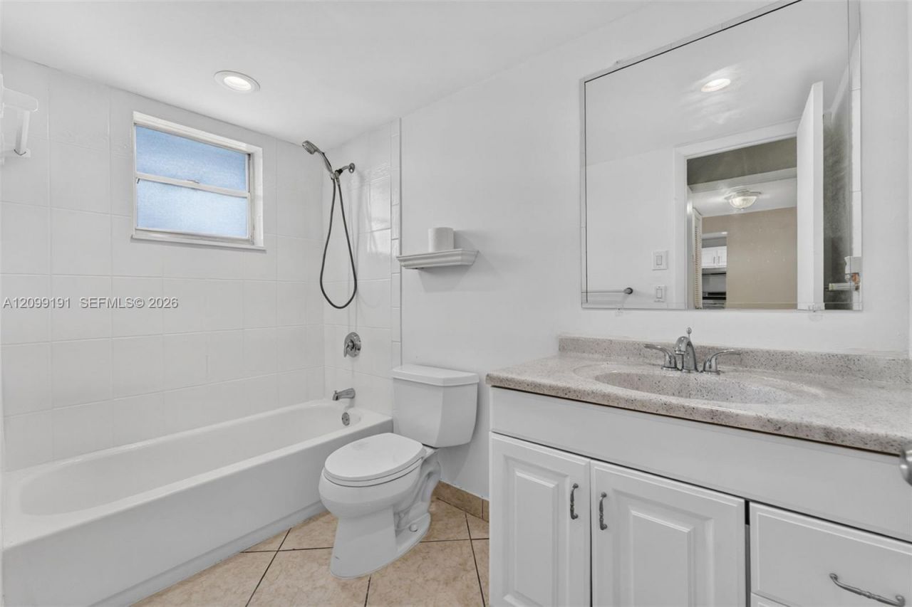 320 NE 12th Ave, Unit 703, Hallandale Beach, FL 33009 Photo