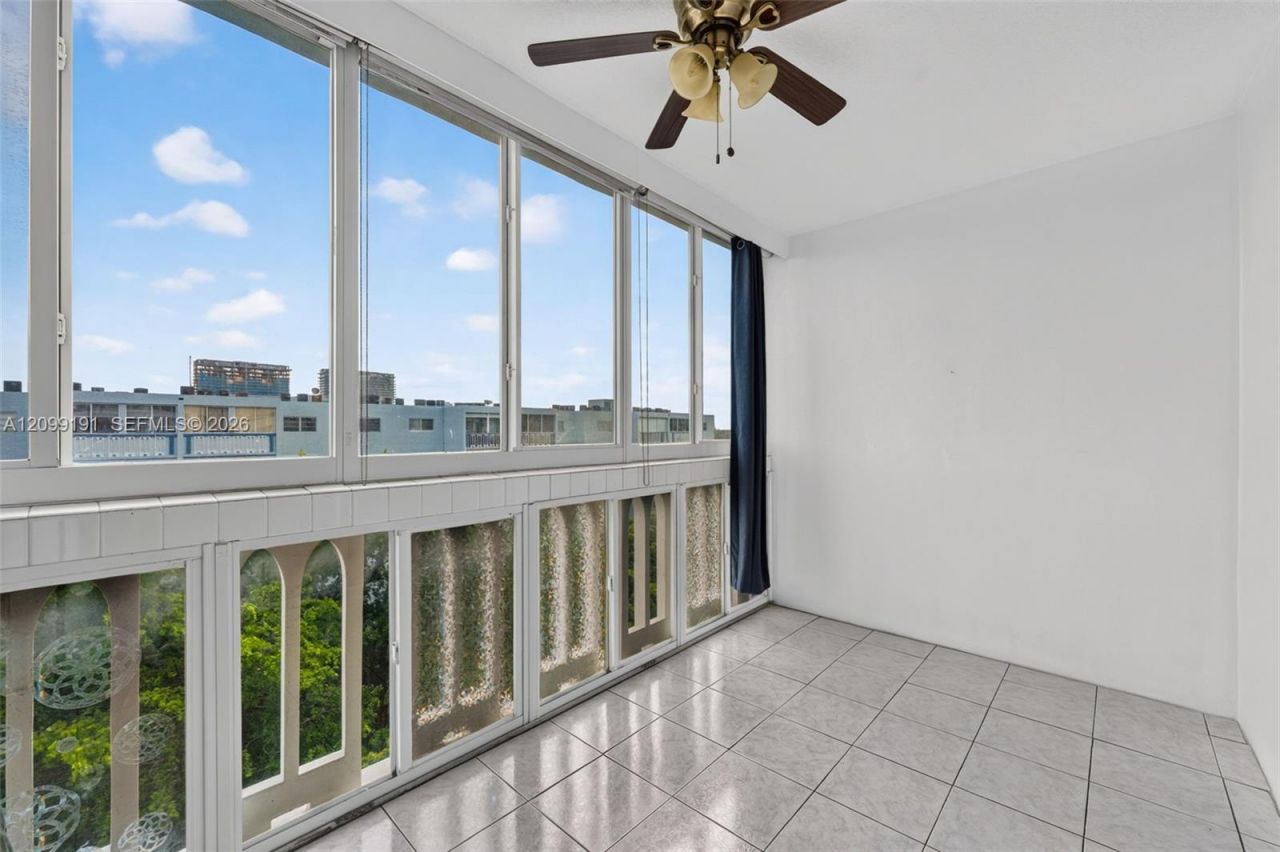 320 NE 12th Ave, Unit 703, Hallandale Beach, FL 33009 Photo