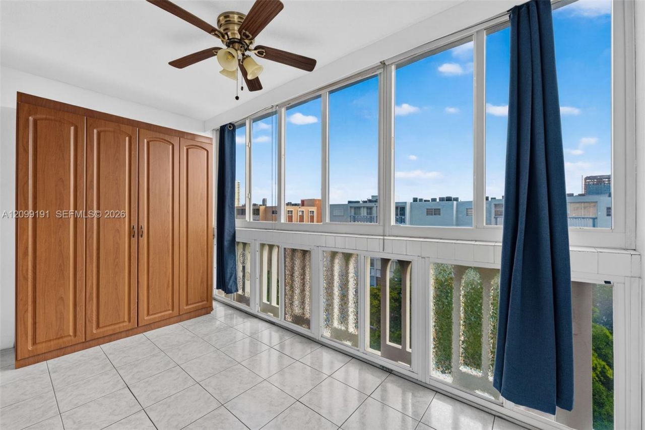 320 NE 12th Ave, Unit 703, Hallandale Beach, FL 33009 Photo