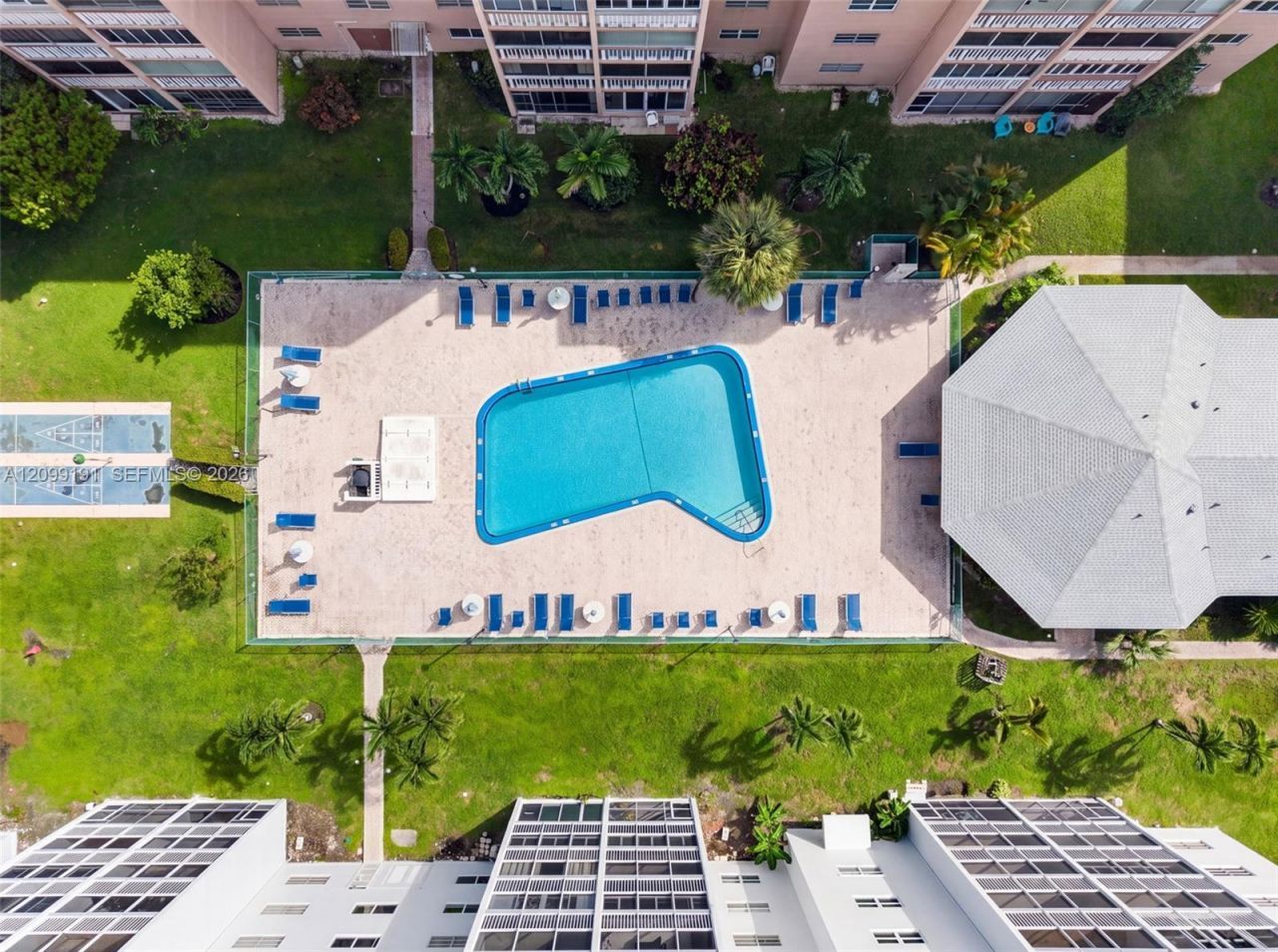 320 NE 12th Ave, Unit 703, Hallandale Beach, FL 33009 Photo