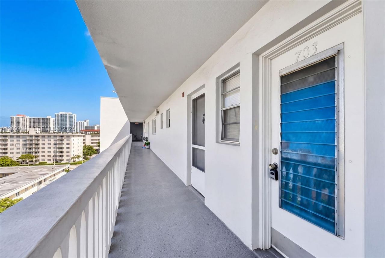 320 NE 12th Ave, Unit 703, Hallandale Beach, FL 33009 Photo