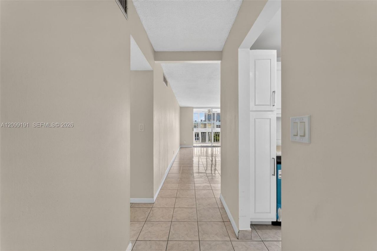 320 NE 12th Ave, Unit 703, Hallandale Beach, FL 33009 Photo