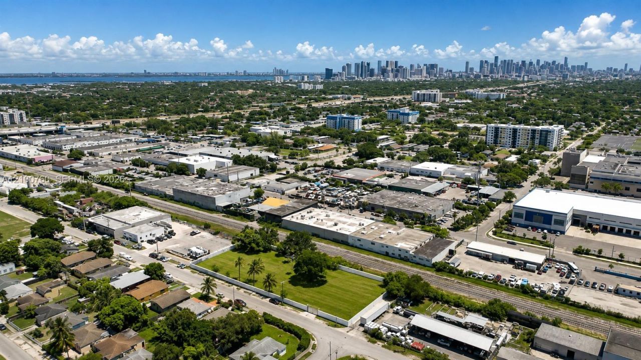 995 NW 72nd St , Miami, FL 33150 Photo