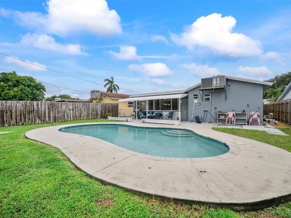 540 S Rainbow Dr , Hollywood, FL 33021
