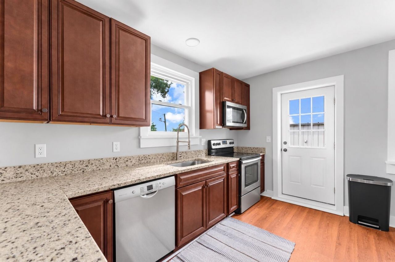 2230 Sunnyside Avenue Photo 13