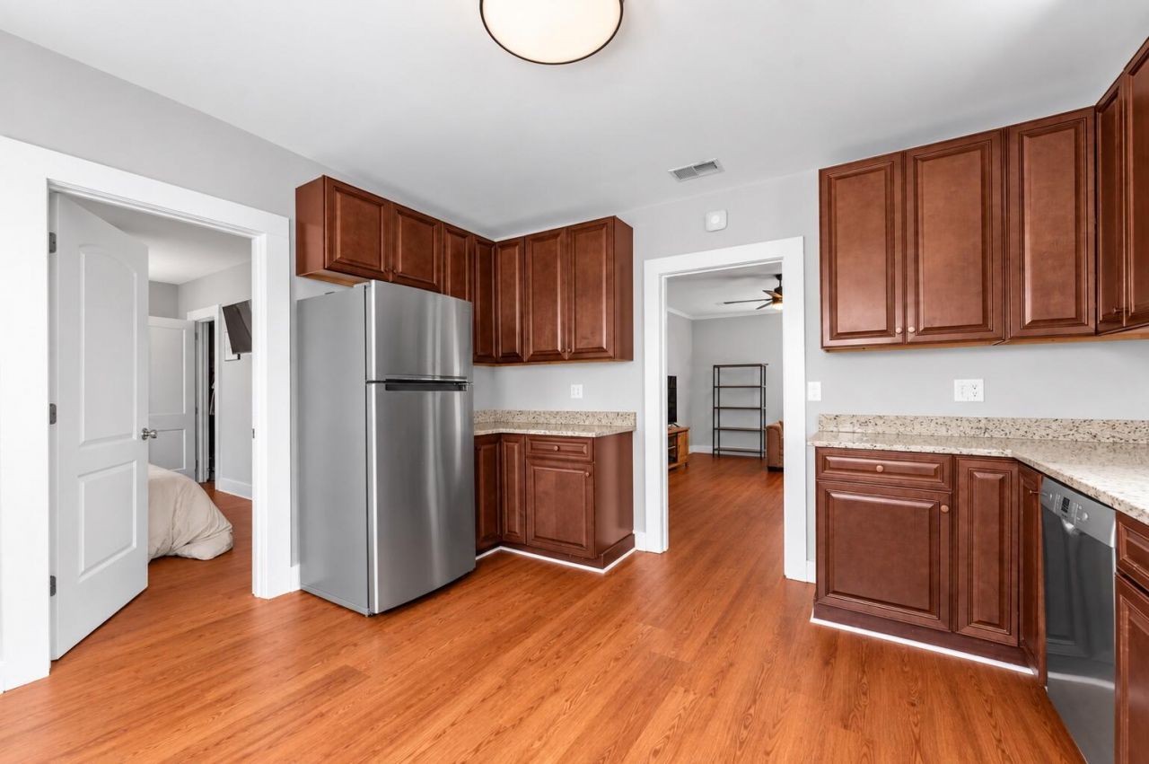 2230 Sunnyside Avenue Photo 14