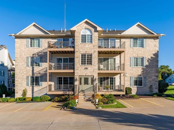 3052 Holiday Court , Unit 5, Bettendorf, IA 52722