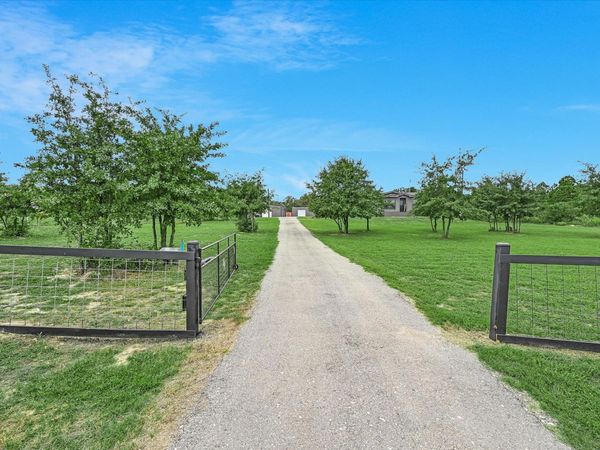 247 W Broken Tree LN, Smithville, TX 78957