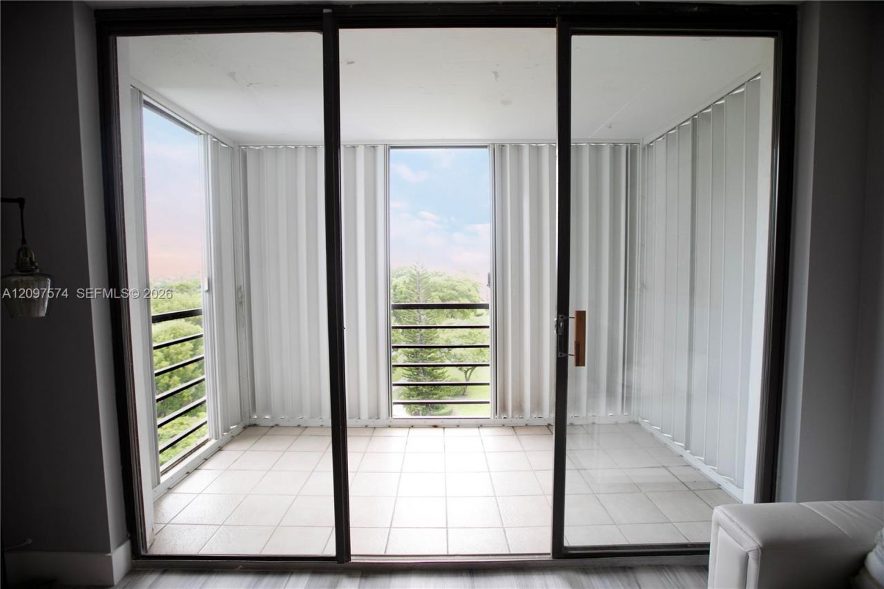 20500 W Country Club Dr , Unit 714, Aventura, FL 33180 Photo