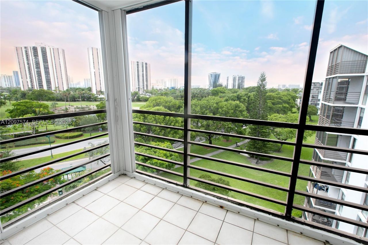 20500 W Country Club Dr , Unit 714, Aventura, FL 33180 Photo