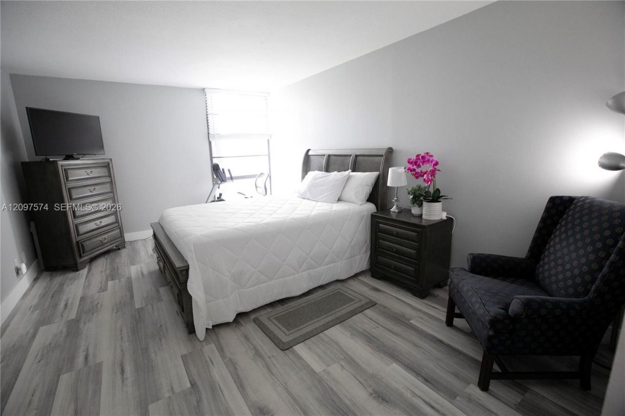 20500 W Country Club Dr , Unit 714, Aventura, FL 33180 Photo