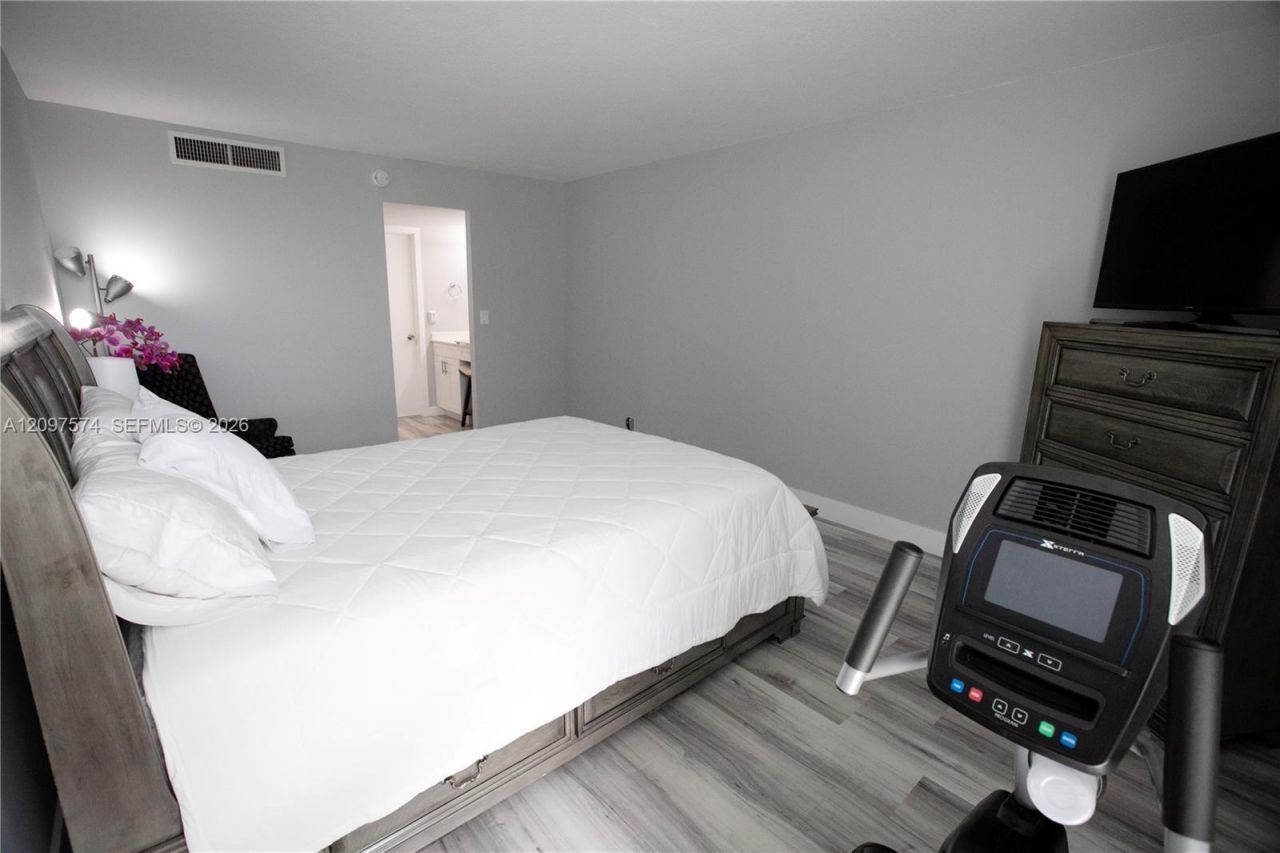 20500 W Country Club Dr , Unit 714, Aventura, FL 33180 Photo