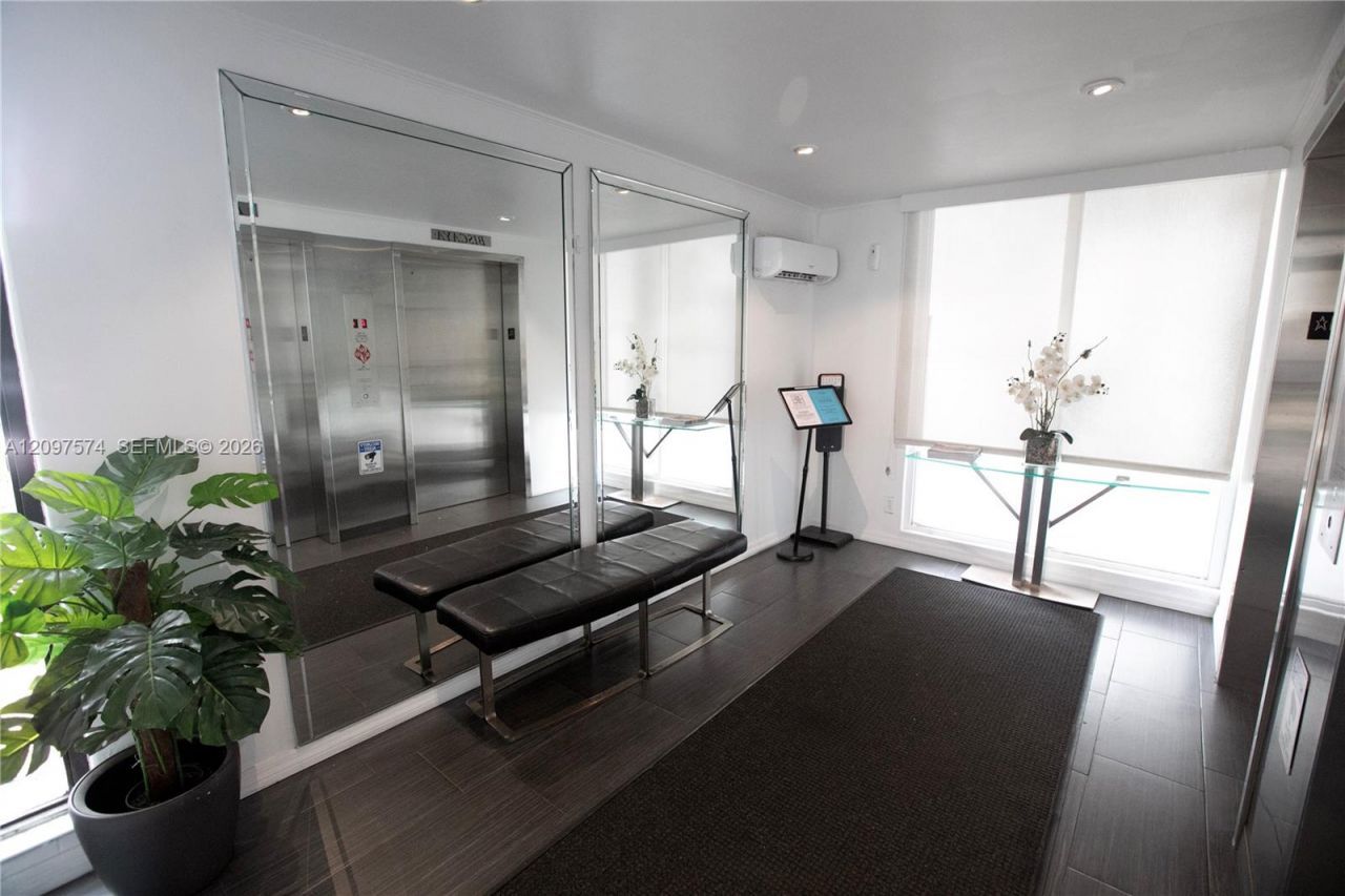 20500 W Country Club Dr , Unit 714, Aventura, FL 33180 Photo