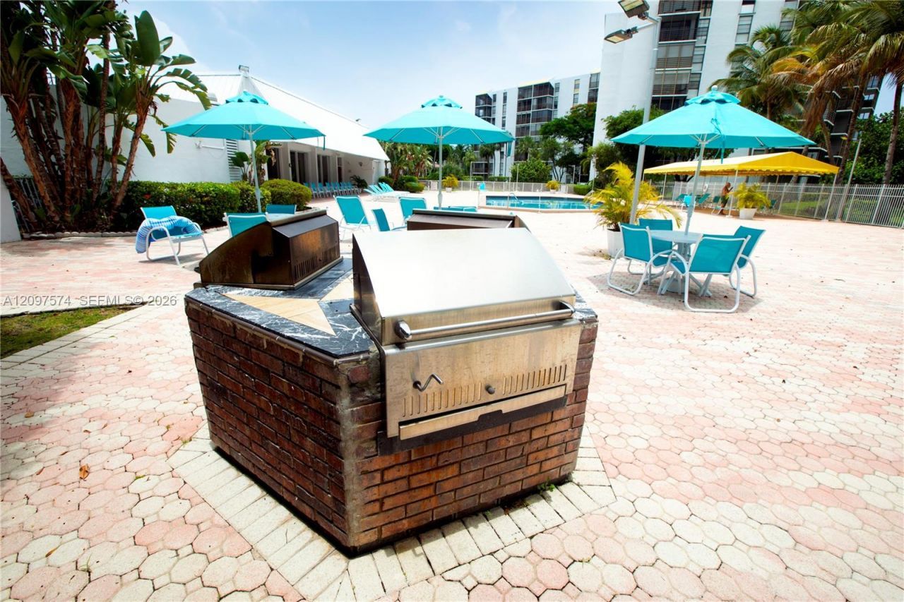 20500 W Country Club Dr , Unit 714, Aventura, FL 33180 Photo