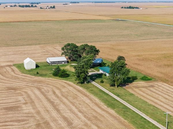2484 State Highway 32 , Lovington, IL 61937
