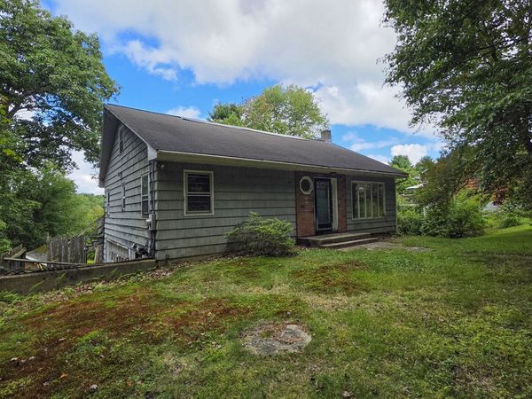 84 Stafford Holland Rd, Wales, MA 01081