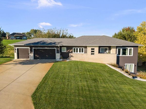 27086 238th Street , Le Claire, IA 52753