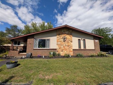 9371 Bennett Lake Road, Tyrone Township, Mi 48430