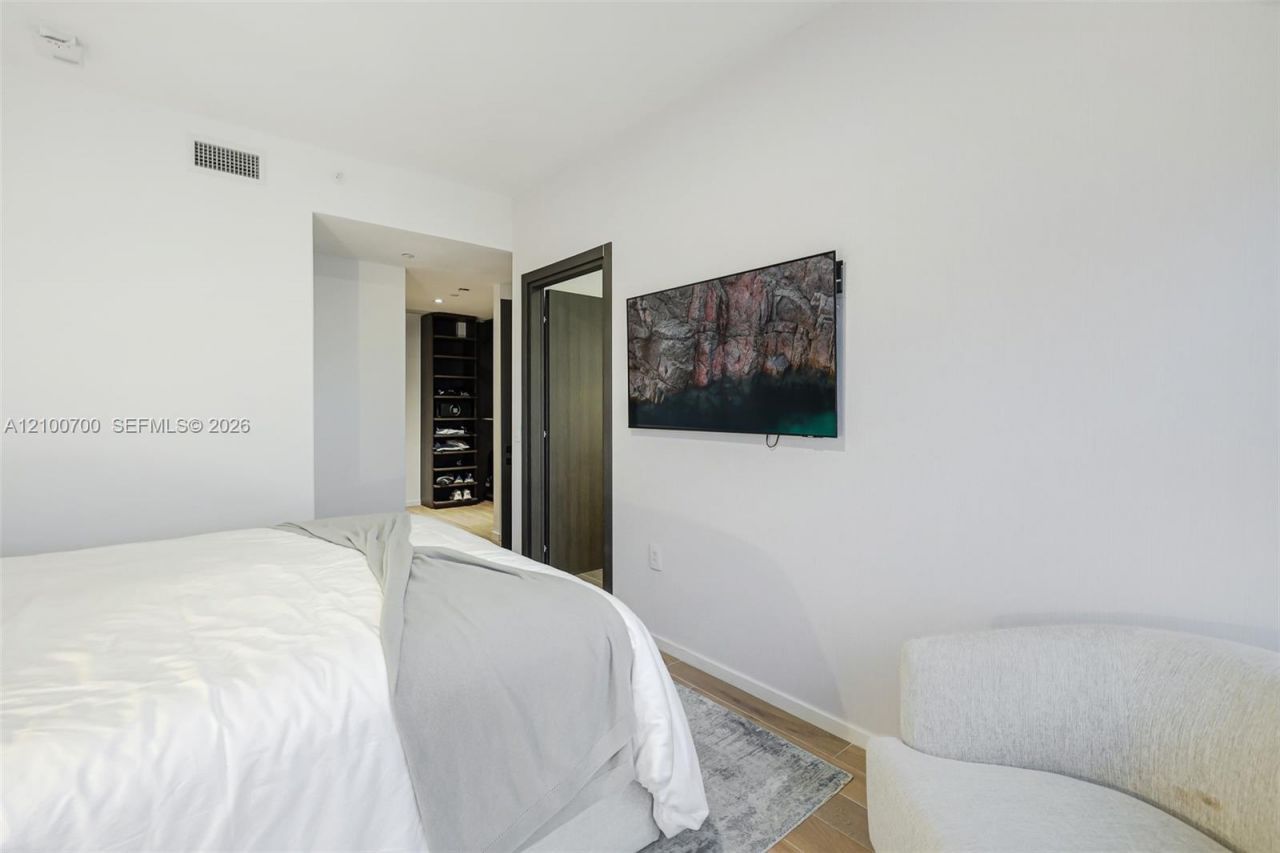 398 NE 5th St , Unit 3718-3719, Miami, FL 33132 Photo