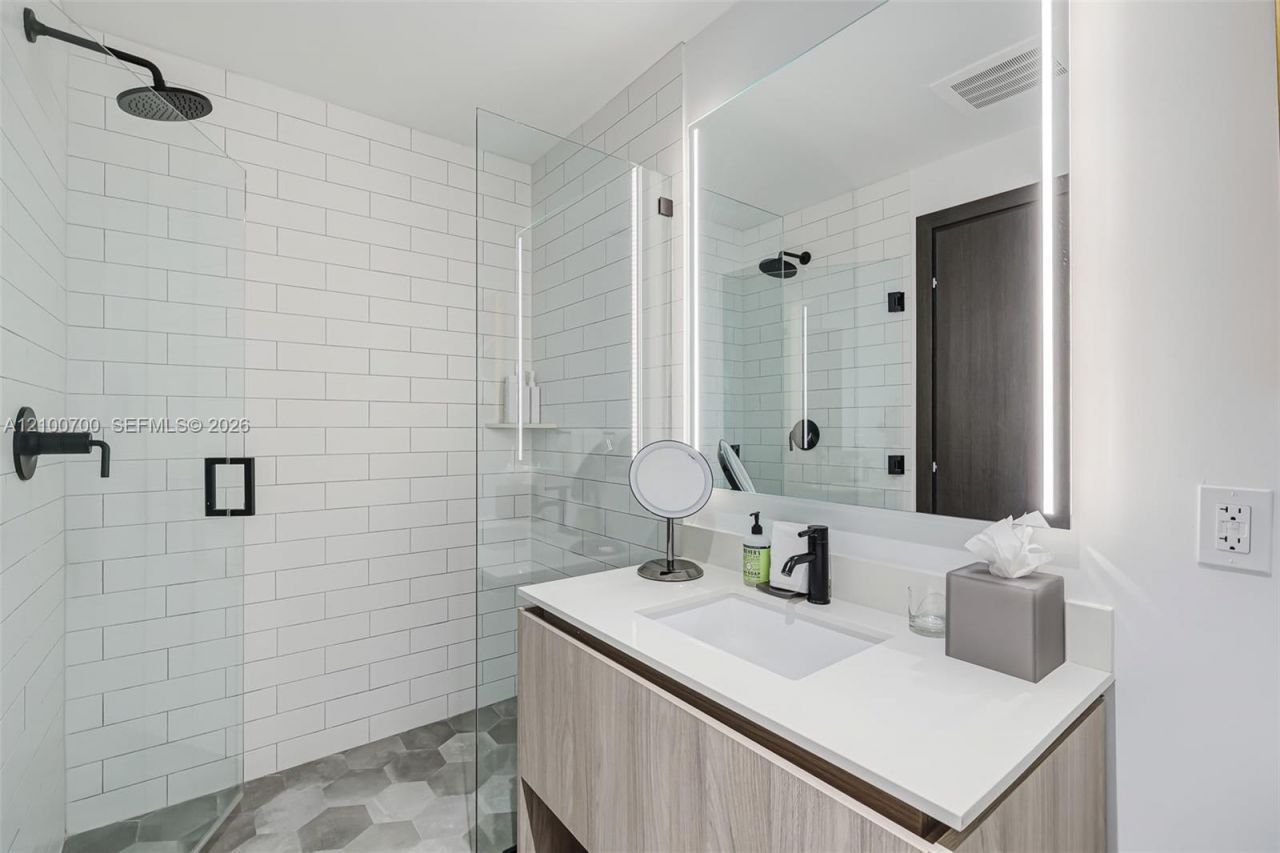 398 NE 5th St , Unit 3718-3719, Miami, FL 33132 Photo