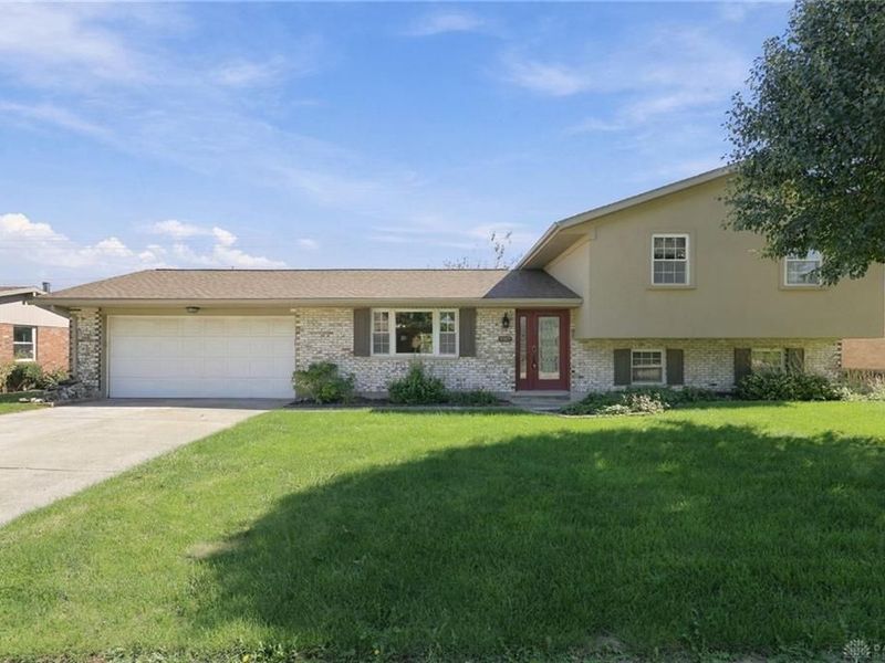 562 Hathaway Trail, Tipp City, OH 45371 Photo 1