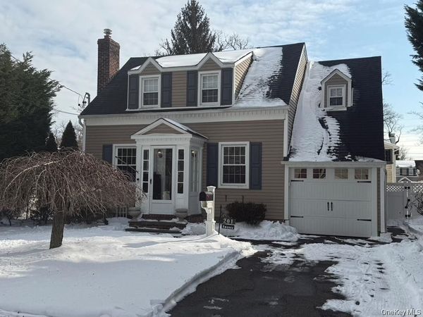 201 Stuyvesant Avenue , Merrick, NY 11566