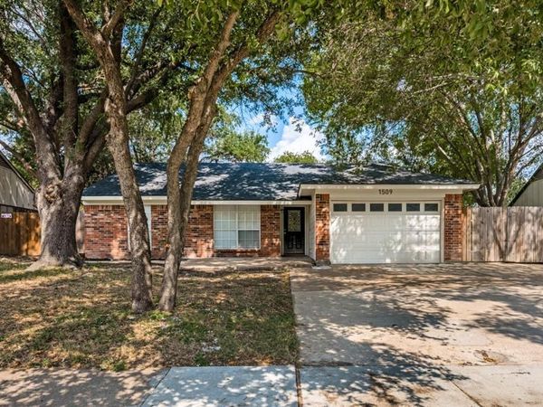 1509 Caplin Drive , Arlington, TX 76018