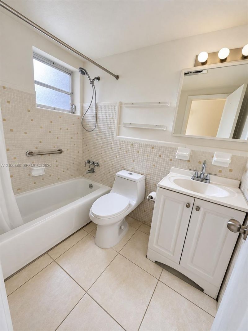 17001 NE 13th Ave , Unit 211, Miami, FL 33162 Photo