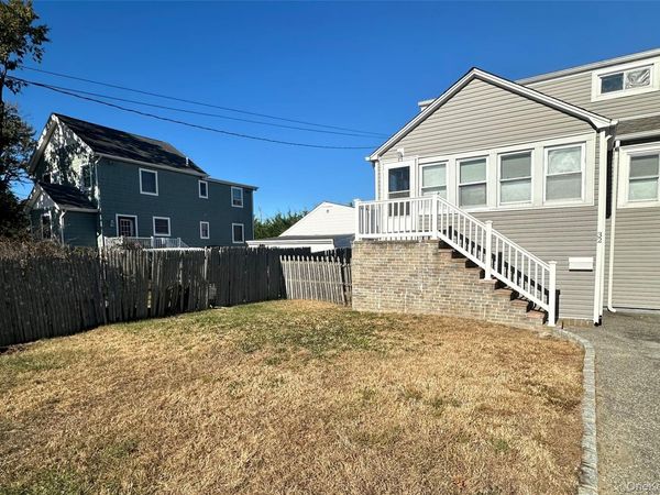 32 McKinley Avenue , Lindenhurst, NY 11757