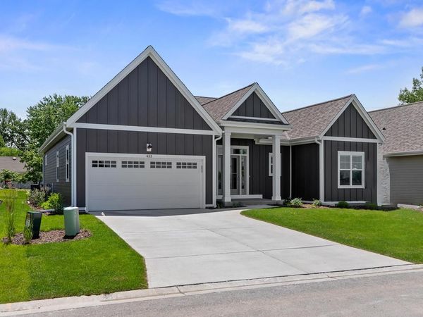343 Sandy CIRCLE, Pewaukee, WI 53072