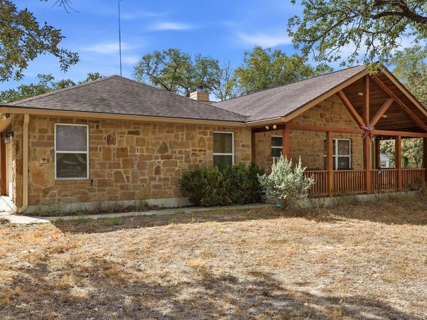 160 CHAMPIONS BLVD, La Vernia, TX 78121