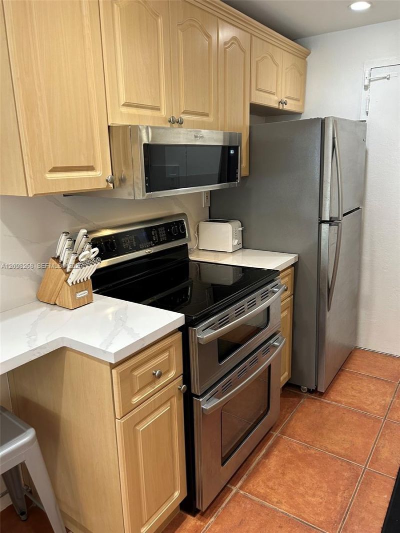 5401 Collins Ave, Unit 612, Miami Beach, FL 33140 Photo