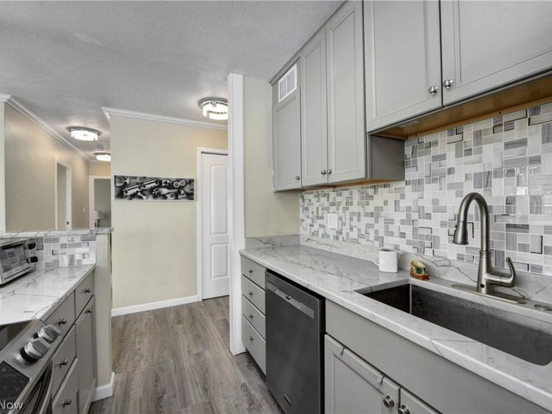12520 Edgewater Drive , Unit 1506, Lakewood, OH 44107 Photo 6