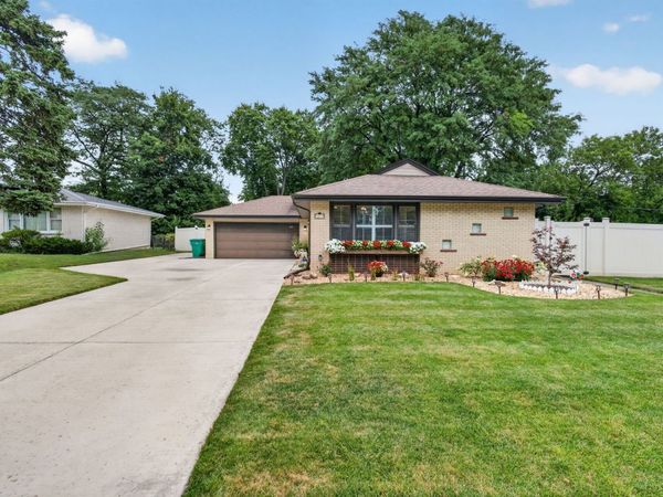1043 Walter Street , Lemont, IL 60439