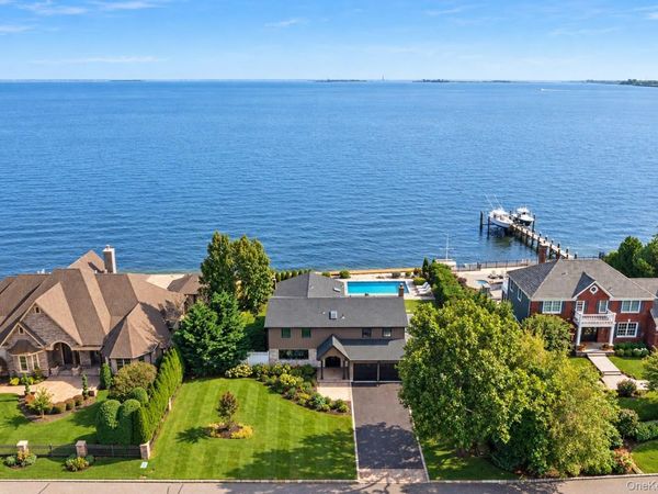 8 Shoal Drive , West Islip, NY 11795