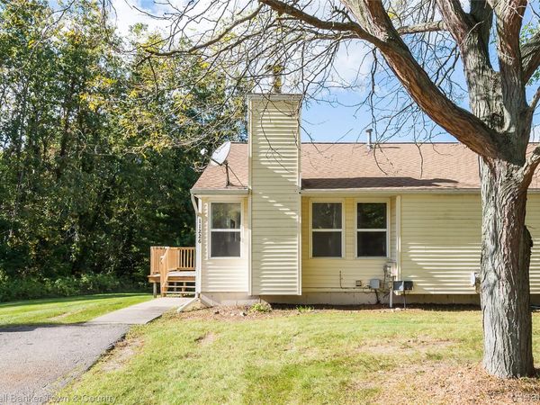 11224 Lake Forest Drive, Hamburg Township, Mi 48169