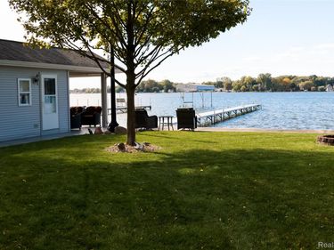 000 E Shore Drive, Green Oak Township, Mi 48189