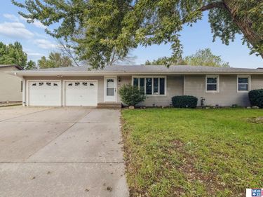 1605 E Lawn Plaza Drive, York, NE 68467