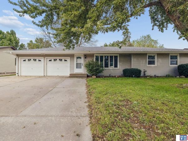 1605 E Lawn Plaza Drive, York, NE 68467
