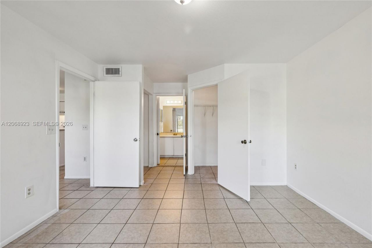 4863 Via Palm Lks, Unit 807, West Palm Beach, FL 33417 Photo