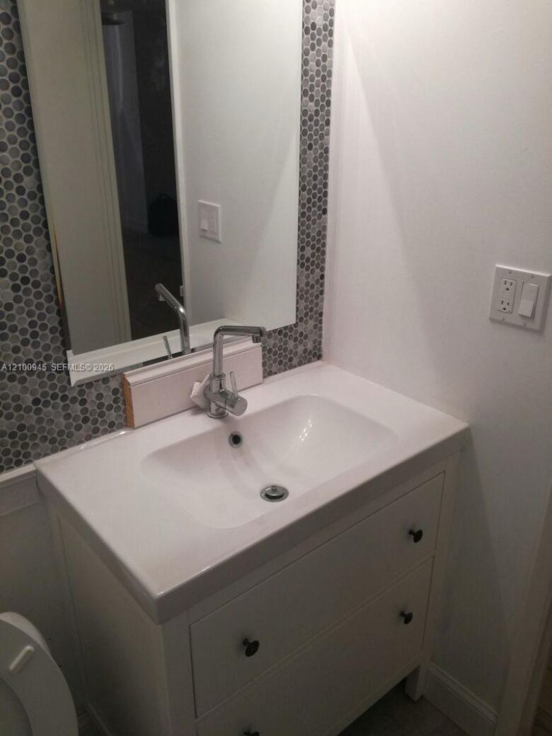 922 NE 199th St , Unit 4H, Miami, FL 33179 Photo