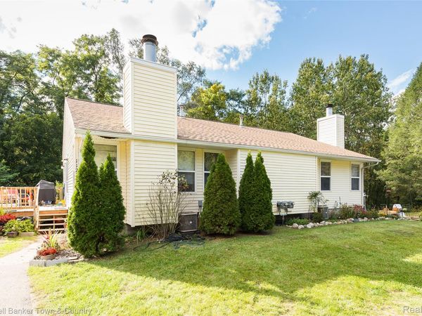 10268 Lake Forest Drive, Hamburg Township, Mi 48139