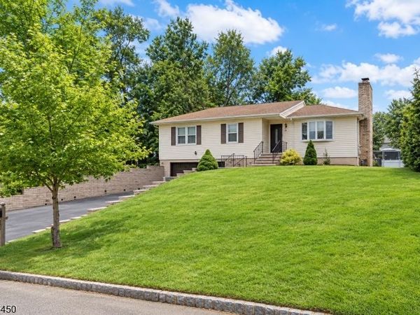 1 Longfellow Ln, Clark, NJ 07066